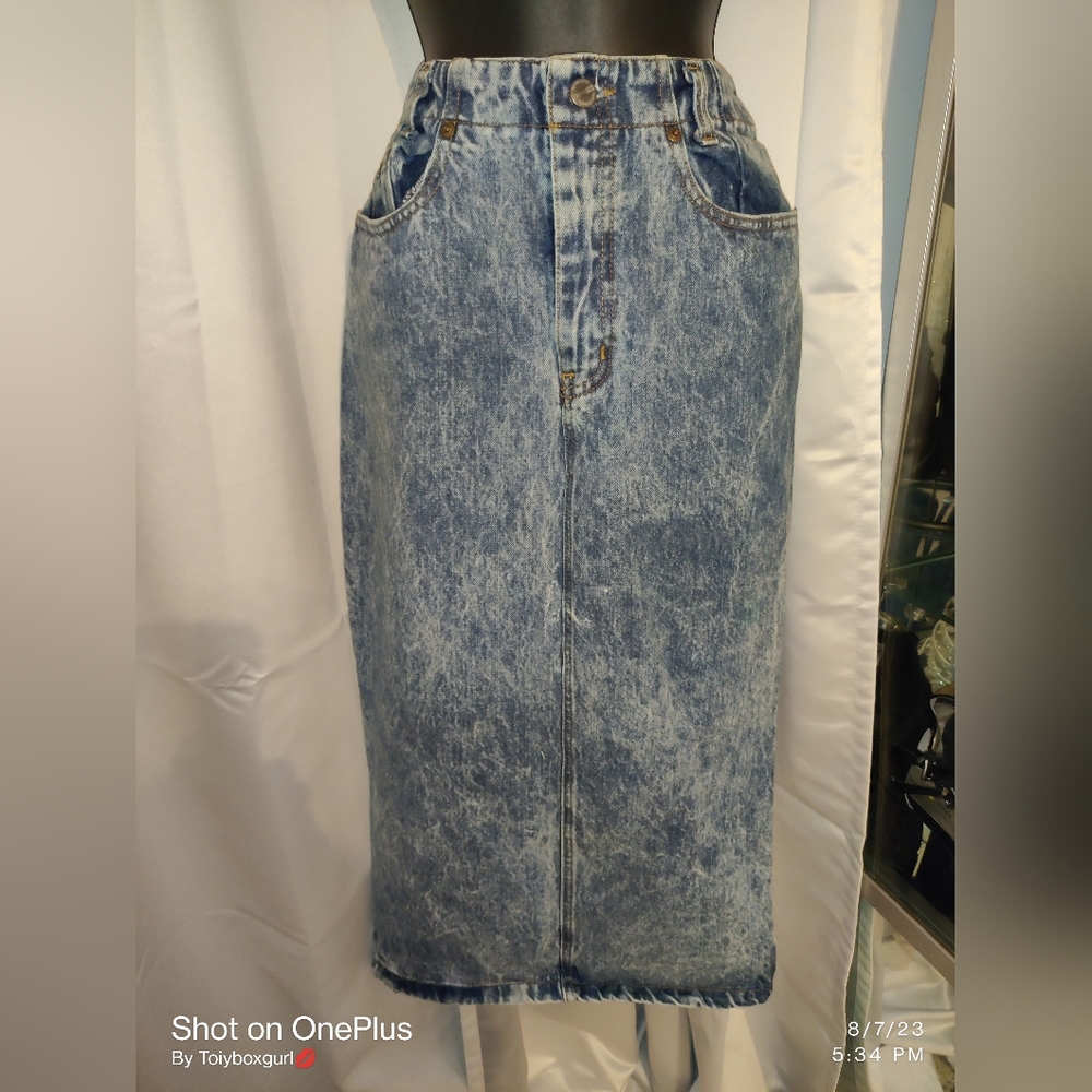 Very vintage Stone/acid wash pencil skirt with full button adjustable slit.